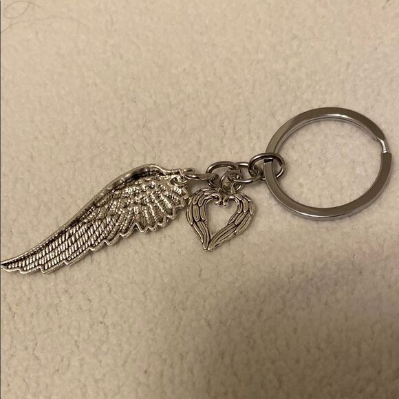 Silver Wing and Heart Keychain - Picture 2 of 4